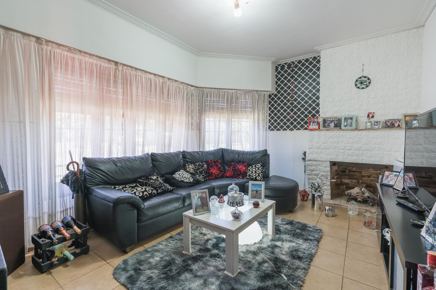 House for sale: 3 bedrooms plus a multipurpose room and garage - Granadero Baigorria. MORTGAGE ELIGIBLE.