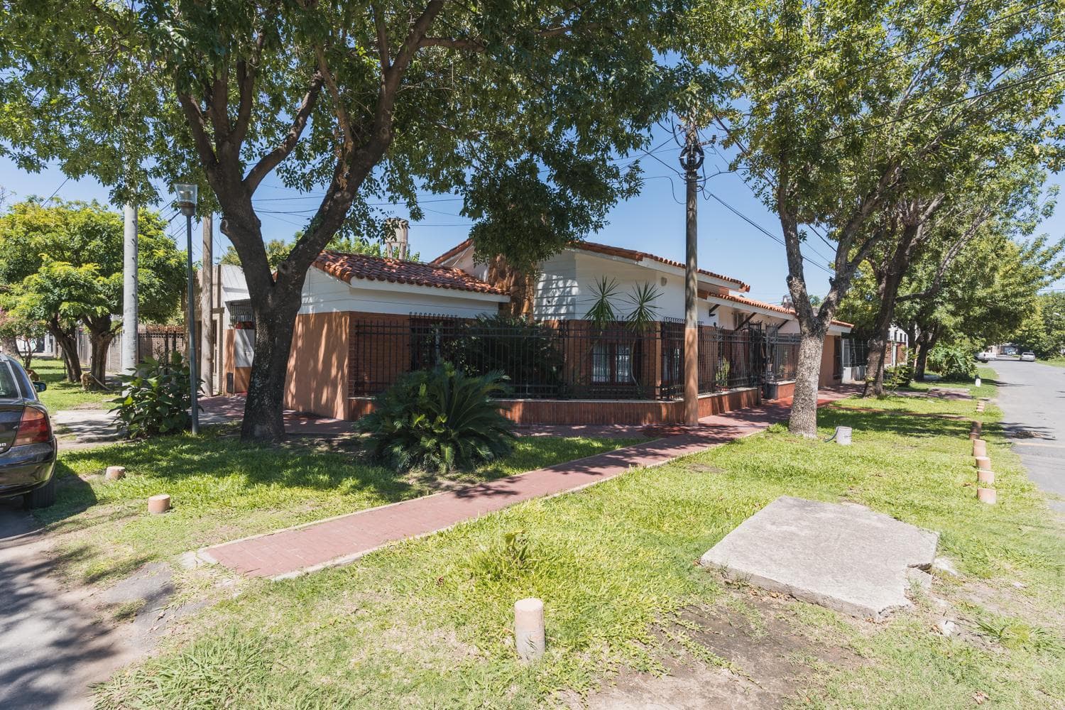 House for sale: 3 bedrooms plus a multipurpose room and garage - Granadero Baigorria. MORTGAGE ELIGIBLE.