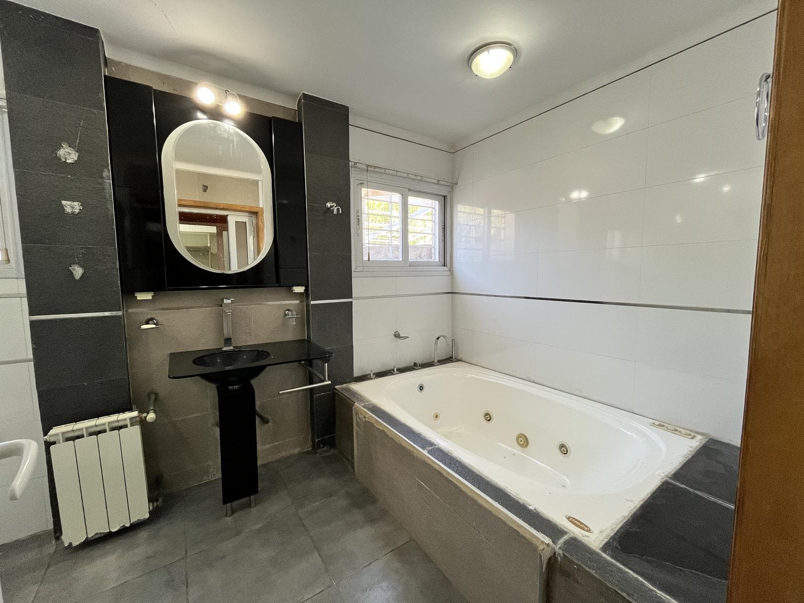 House for Sale in the Los Carolinos Neighborhood - Carrodilla