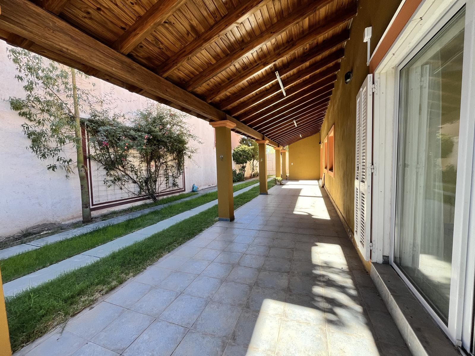 House for Sale in the Los Carolinos Neighborhood - Carrodilla