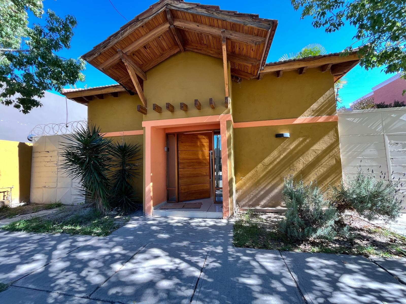 House for Sale in the Los Carolinos Neighborhood - Carrodilla