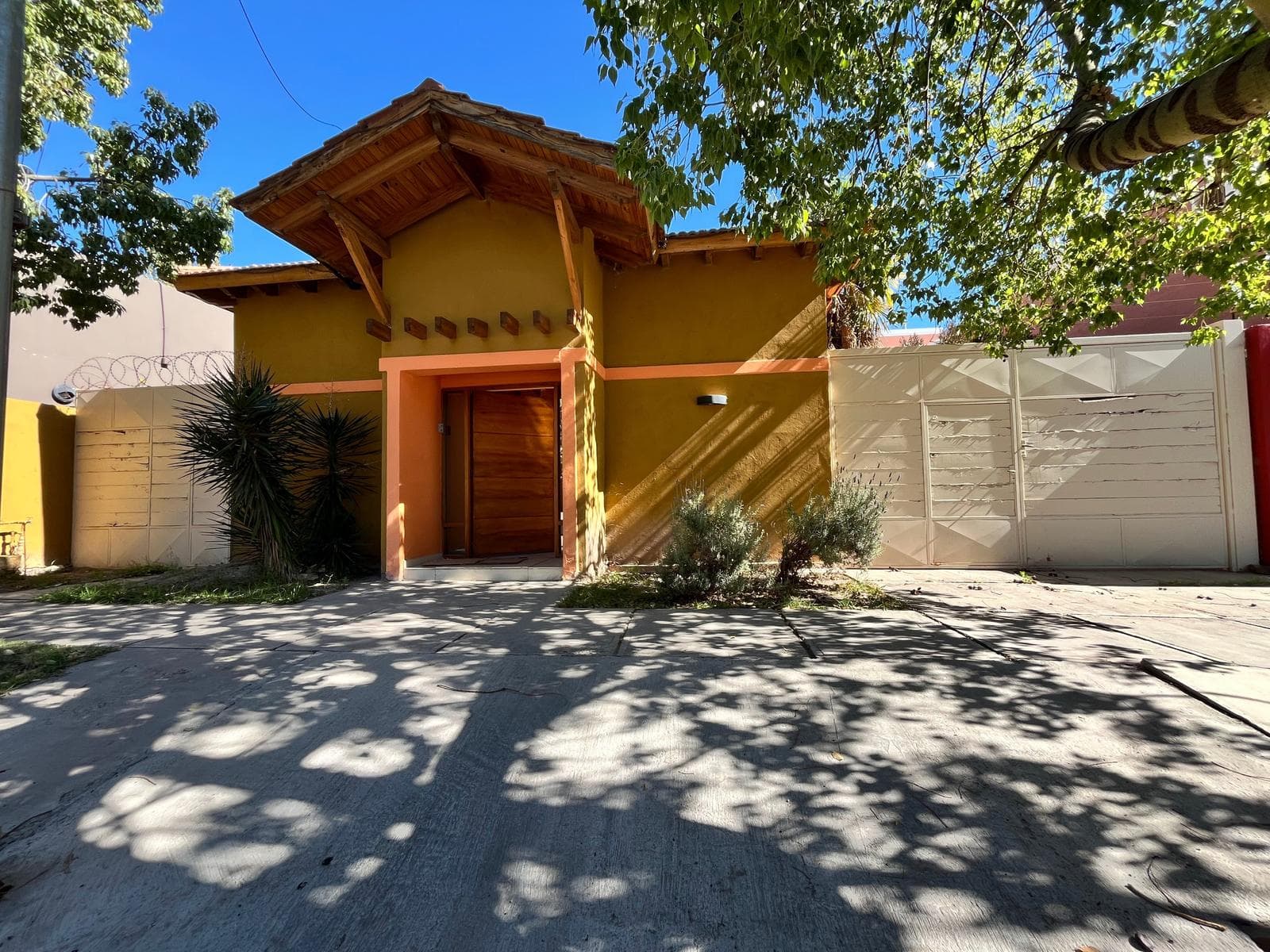 House for Sale in the Los Carolinos Neighborhood - Carrodilla
