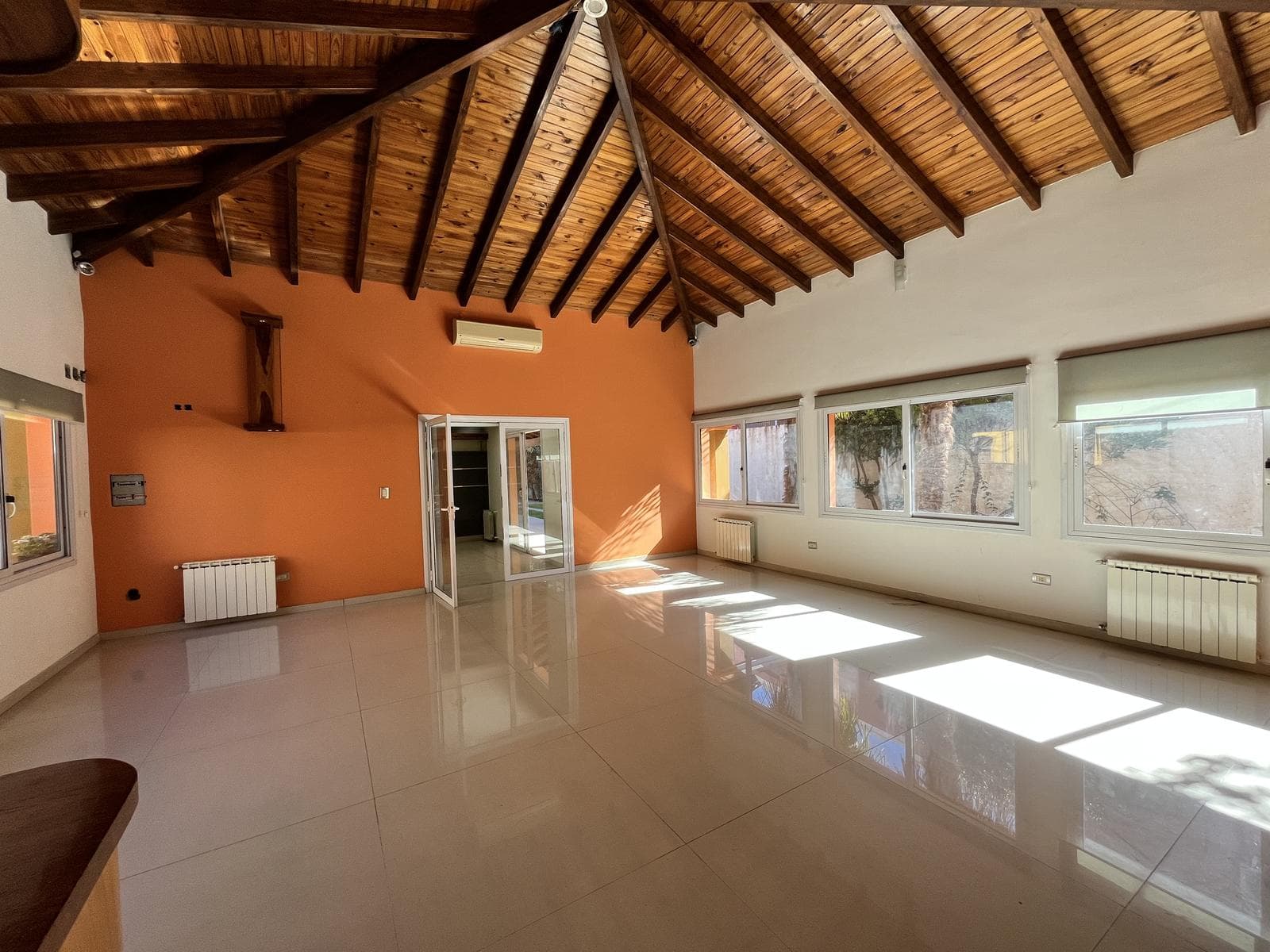 House for Sale in the Los Carolinos Neighborhood - Carrodilla