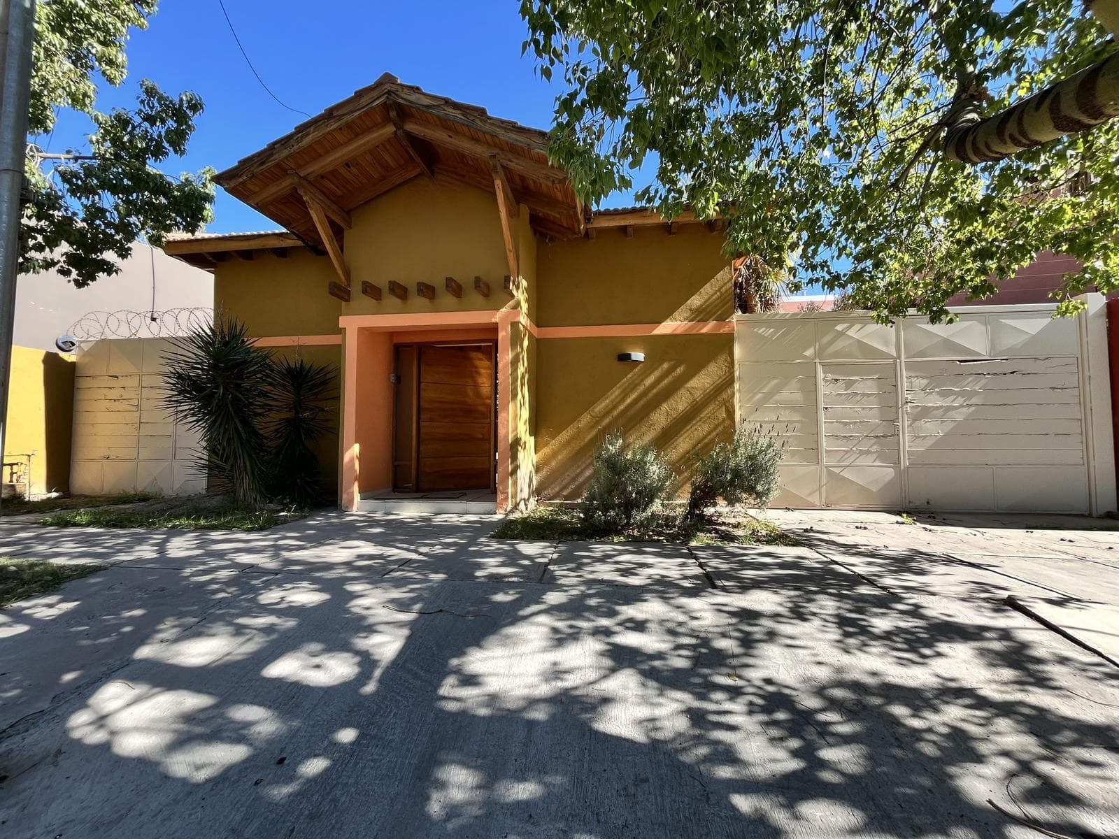 House for Sale in the Los Carolinos Neighborhood - Carrodilla