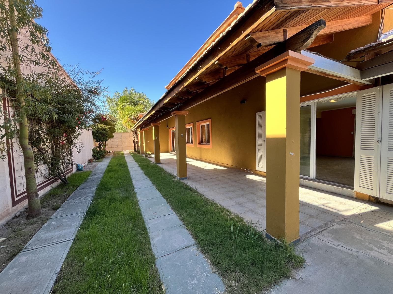 House for Sale in the Los Carolinos Neighborhood - Carrodilla