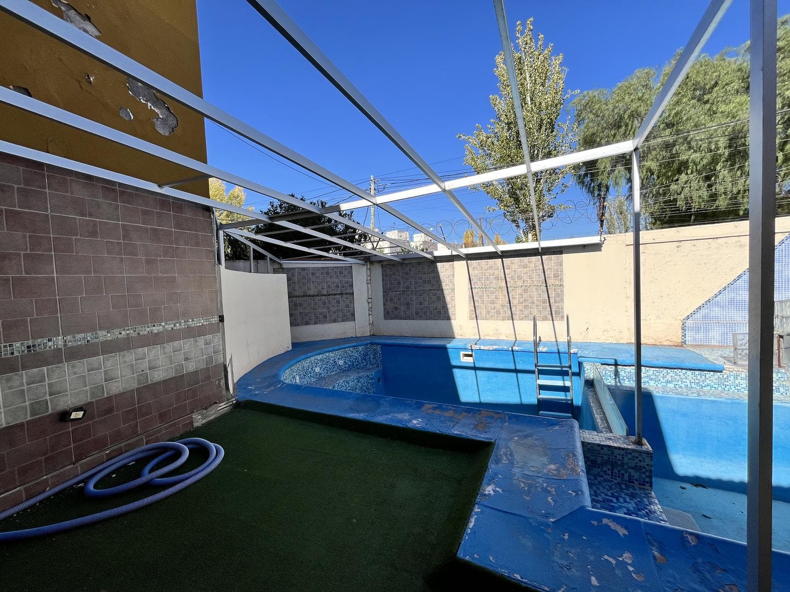 House for Sale in the Los Carolinos Neighborhood - Carrodilla