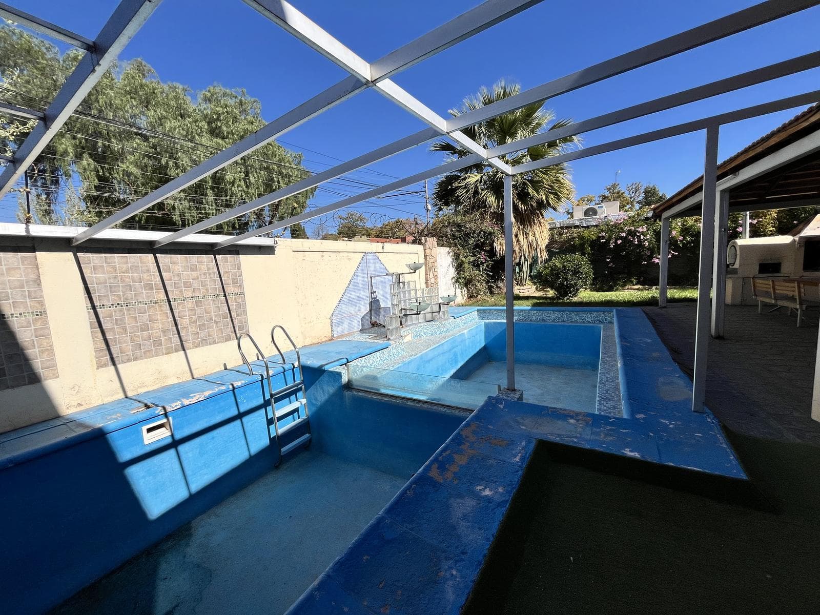 House for Sale in the Los Carolinos Neighborhood - Carrodilla