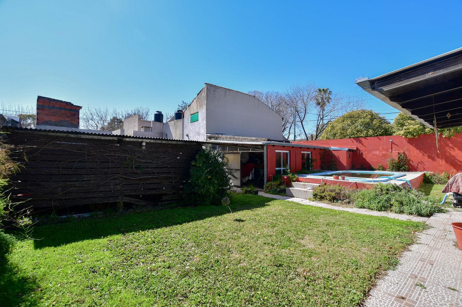 House for Sale with 3 Bedrooms, a Park, and a Pool