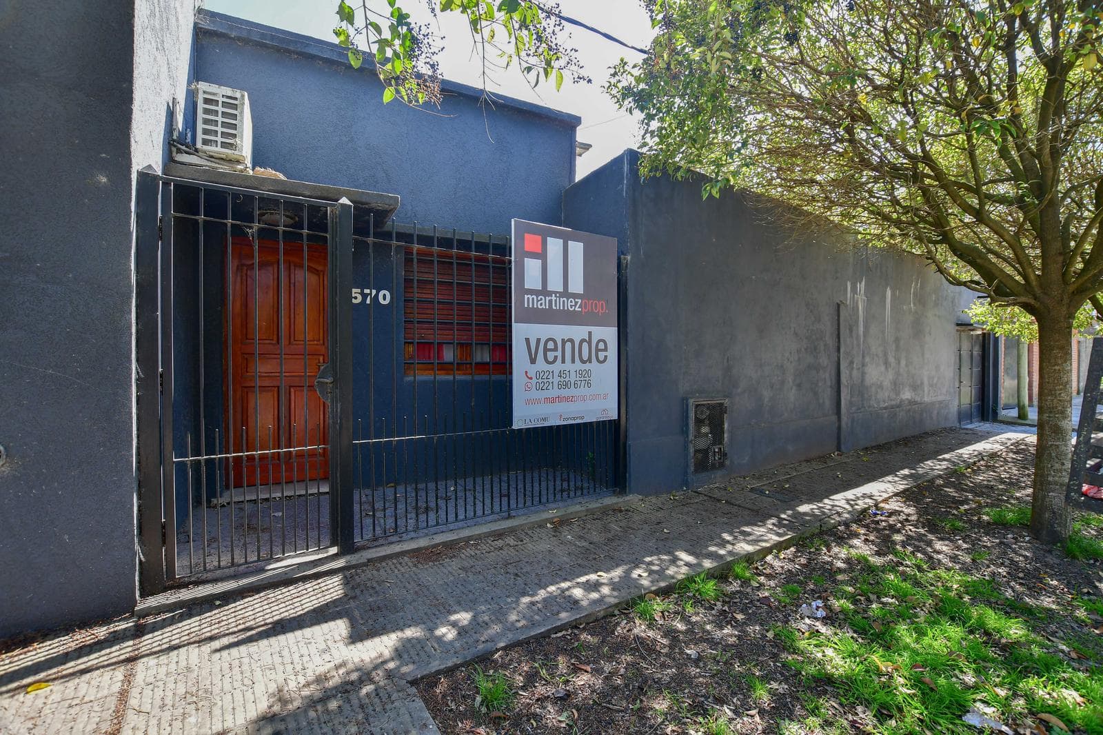 House for Sale with 3 Bedrooms, a Park, and a Pool