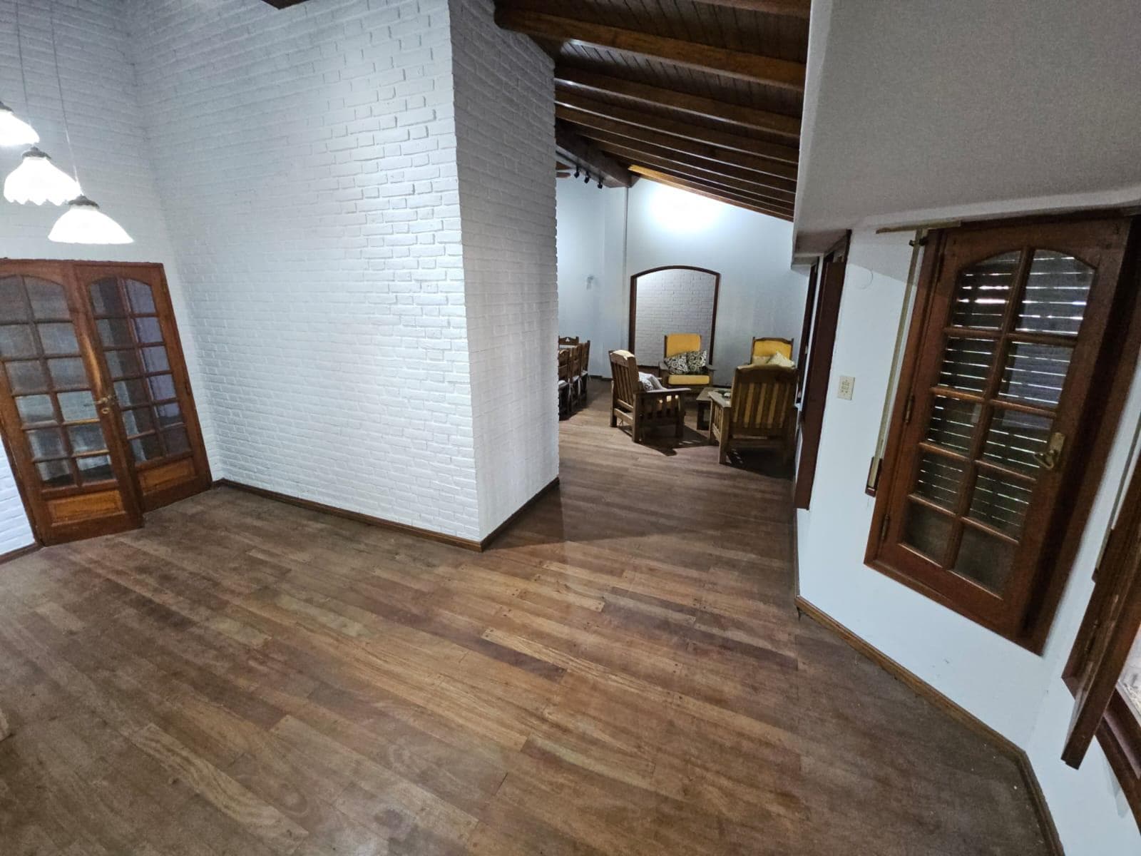 FOR SALE: 3-BEDROOM HOUSE WITH 10 ROOMS, GARAGE, SPACIOUS GREEN YARD, AND POOL IN FISHERTON