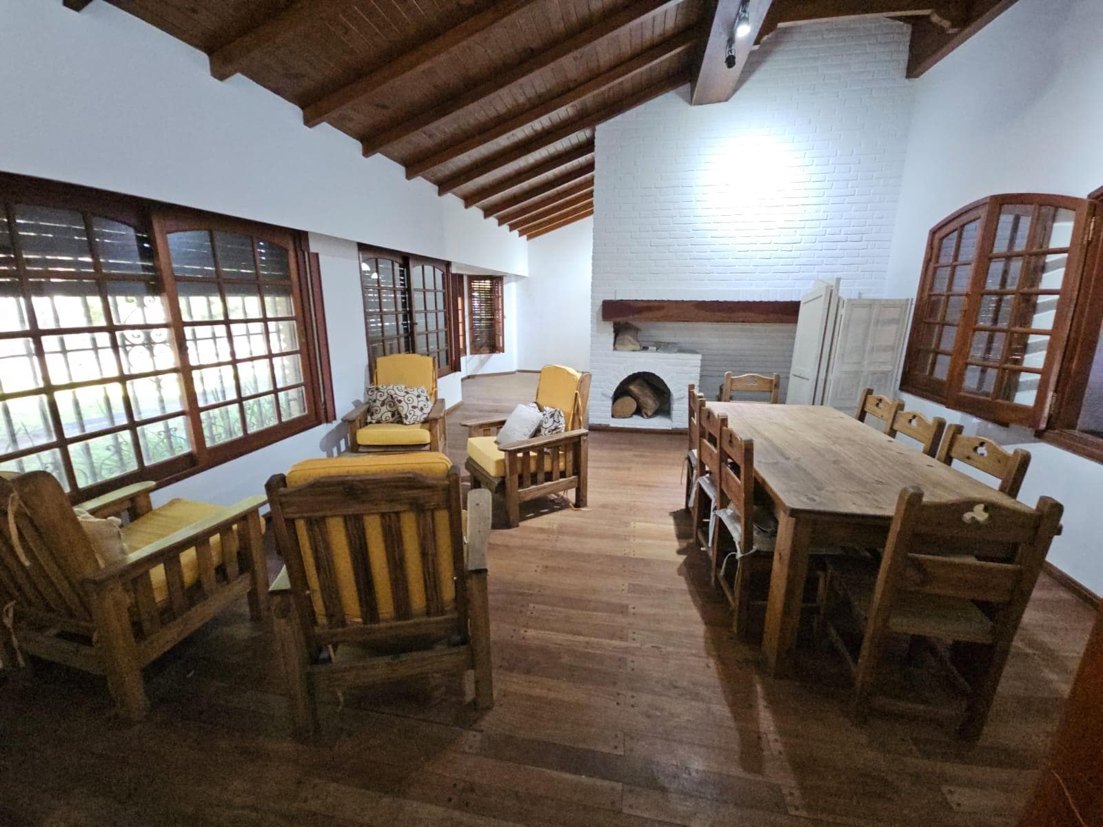 FOR SALE: 3-BEDROOM HOUSE WITH 10 ROOMS, GARAGE, SPACIOUS GREEN YARD, AND POOL IN FISHERTON