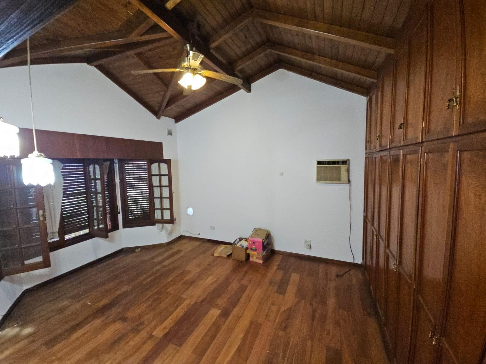 FOR SALE: 3-BEDROOM HOUSE WITH 10 ROOMS, GARAGE, SPACIOUS GREEN YARD, AND POOL IN FISHERTON