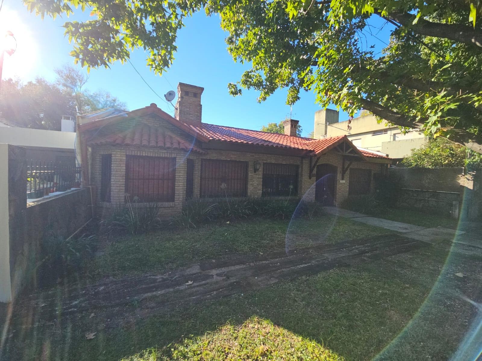 VENTA CASA DE 3 DORMITORIOS 10 AMBIENTES COCHERA AMPLIO PATIO VERDE Y PILETA EN FISHERTON