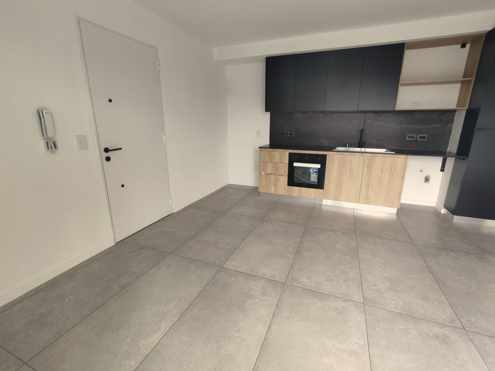 2-Room Apartment for Rent with Parking Space in Downtown Tigre