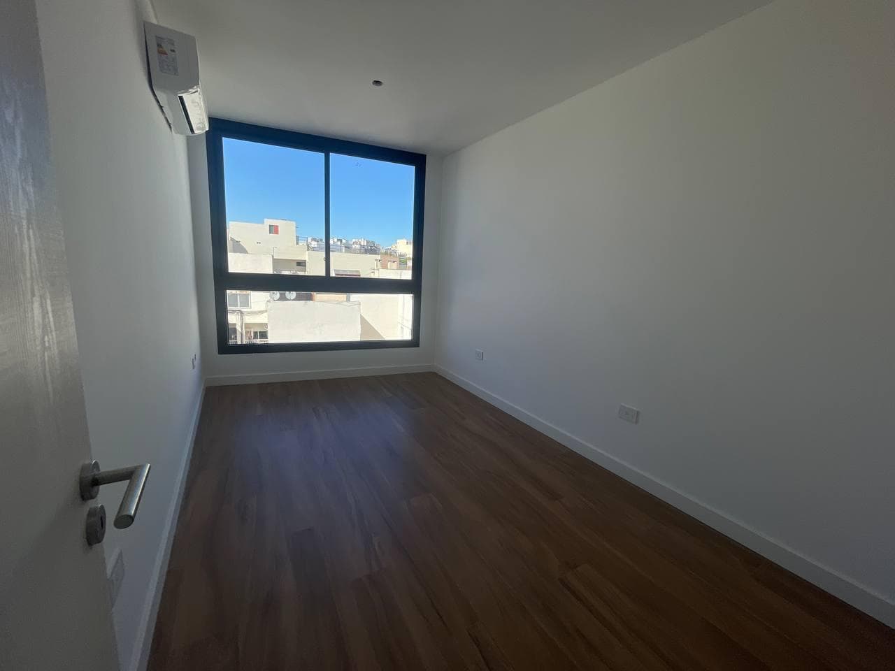 Brand-new 2-room apartment with two entrances