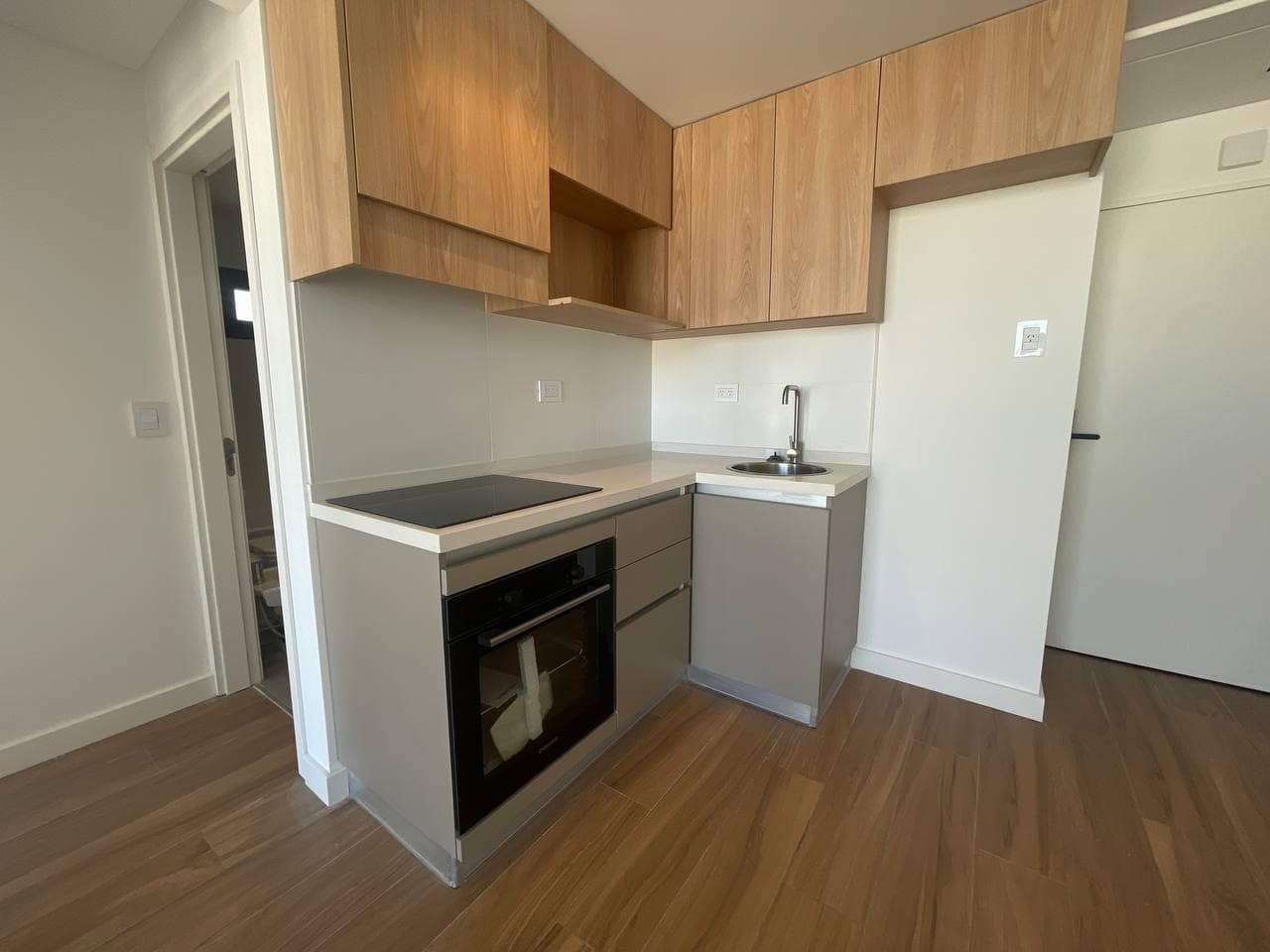 Brand-new 2-room apartment with two entrances