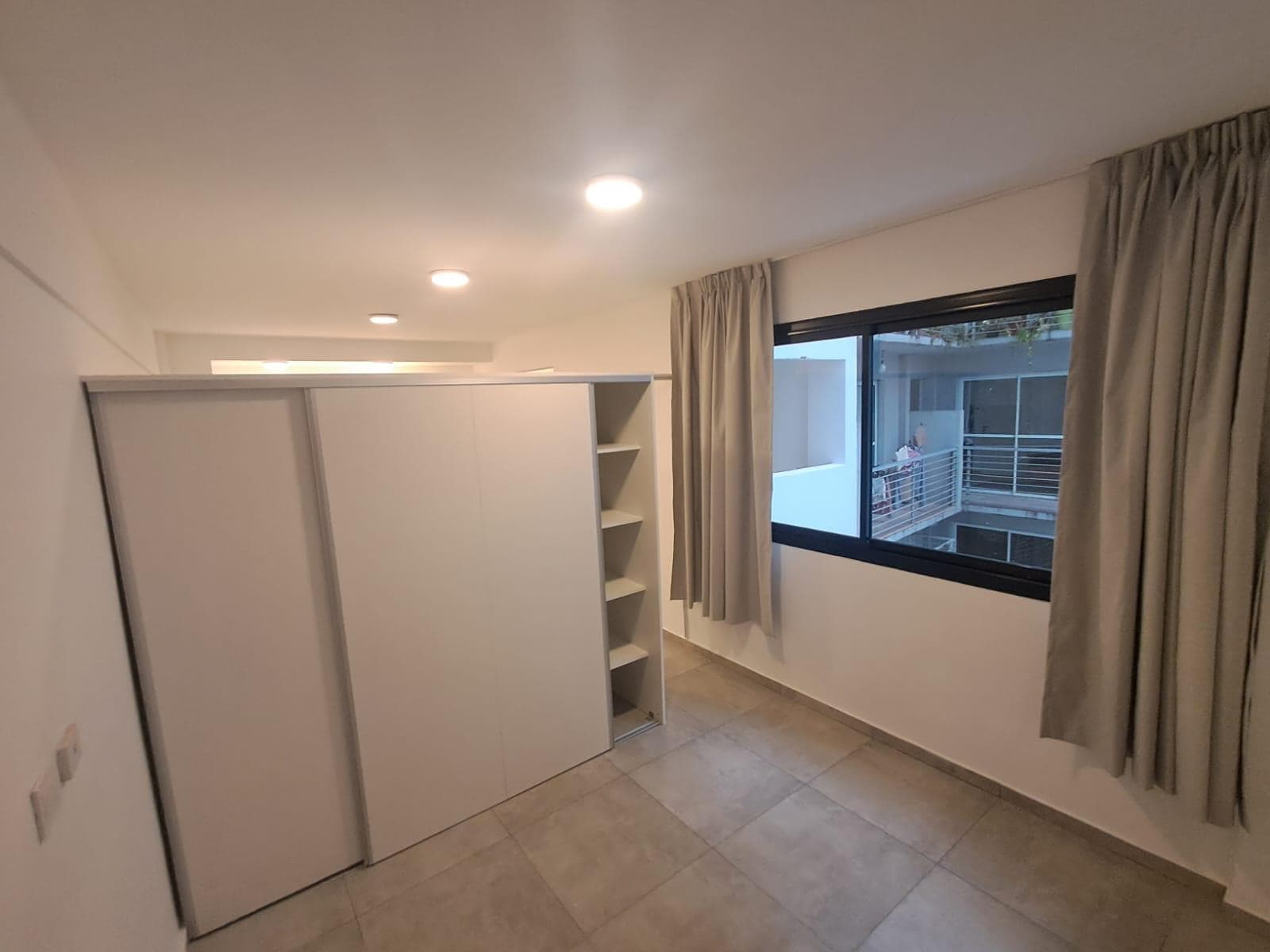 Fully equipped one-room apartment in Monserrat