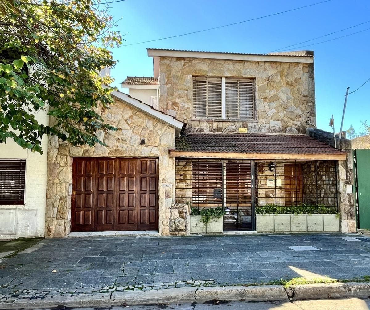 CASA VENTA 5 AMBIENTES HAEDO GARAGE PARQUE QUINCHO TERRAZA APTO CRÉDITO