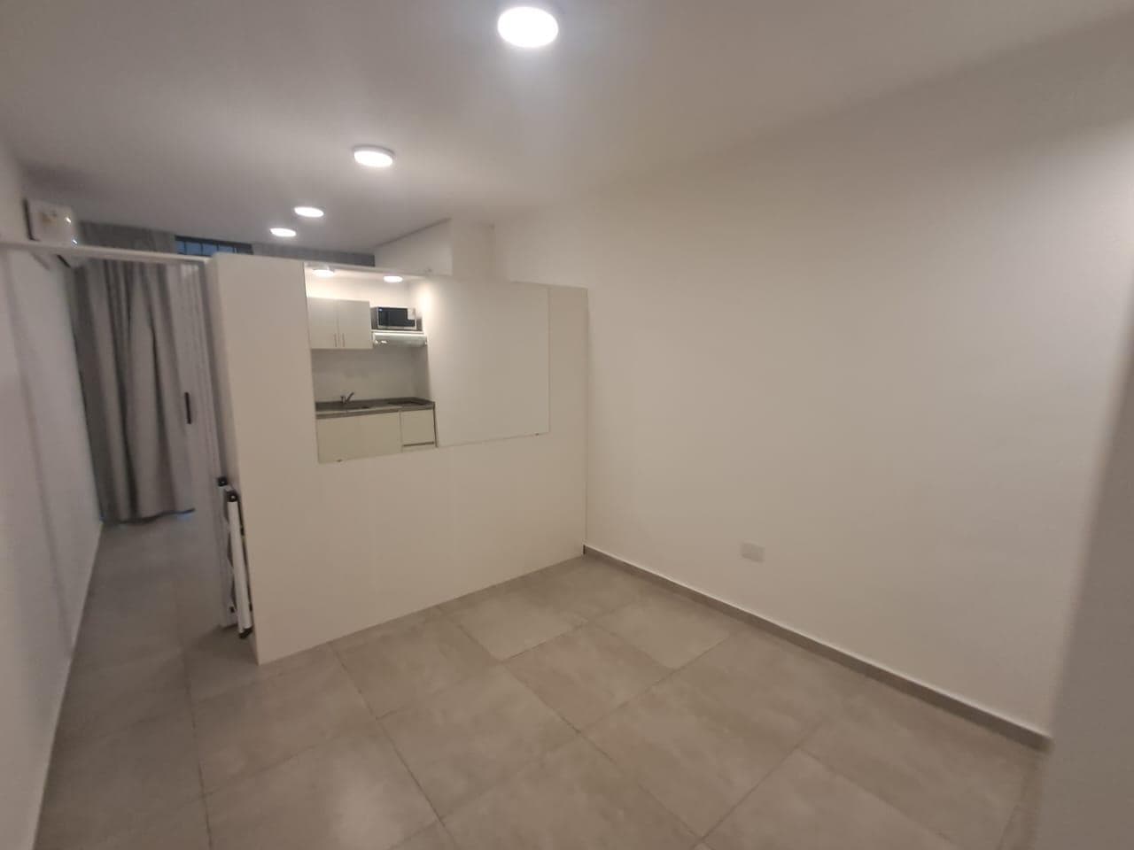 Fully equipped one-room apartment in Monserrat