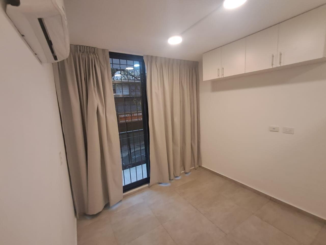 Fully equipped one-room apartment in Monserrat