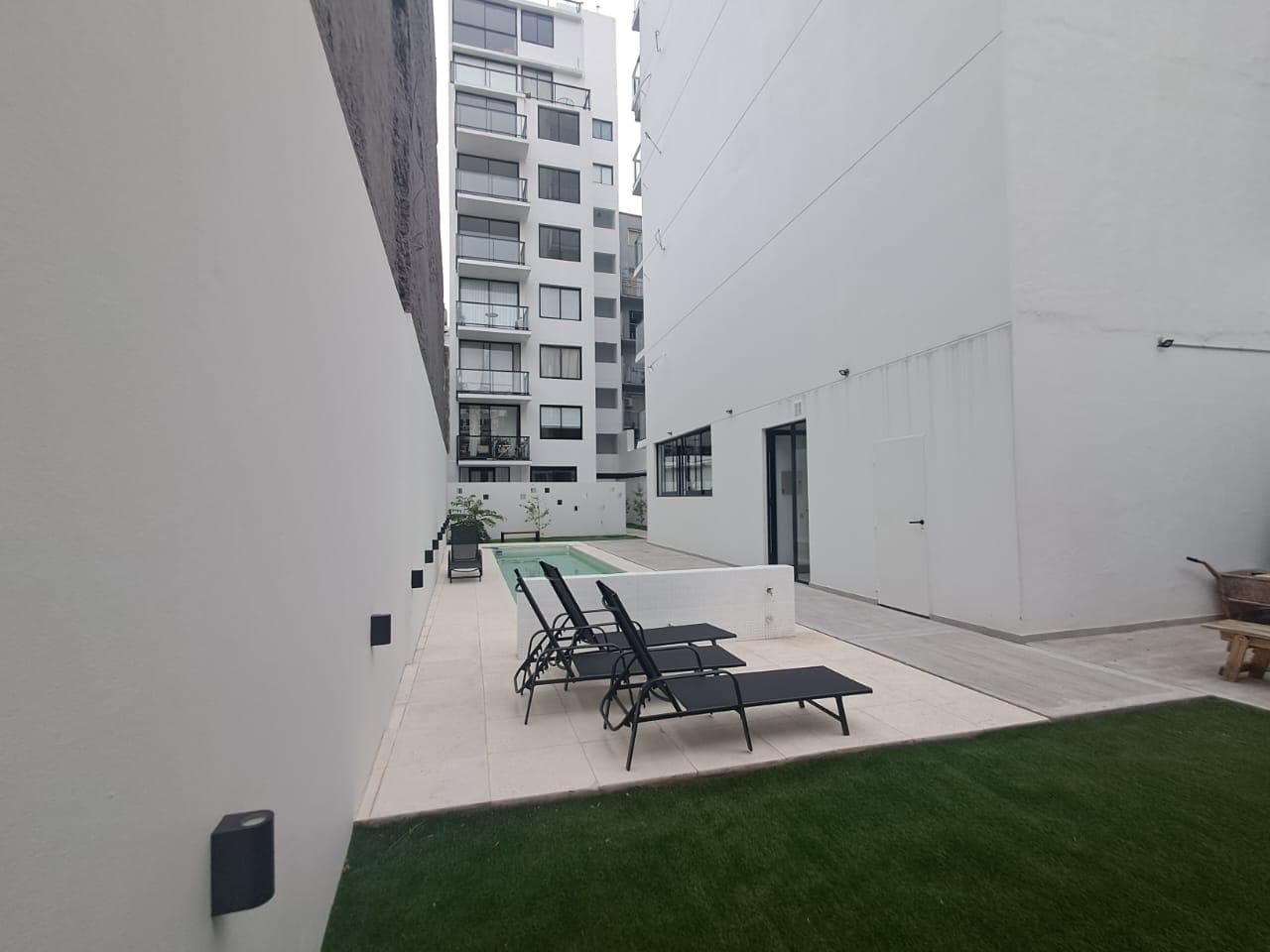 Fully equipped one-room apartment in Monserrat