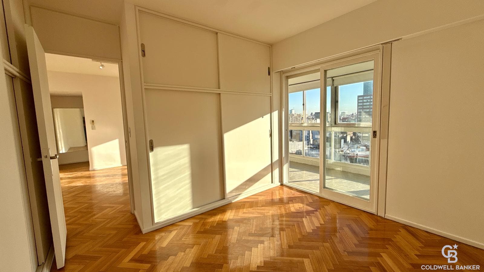 Very bright apartment on a high floor with a view of the city