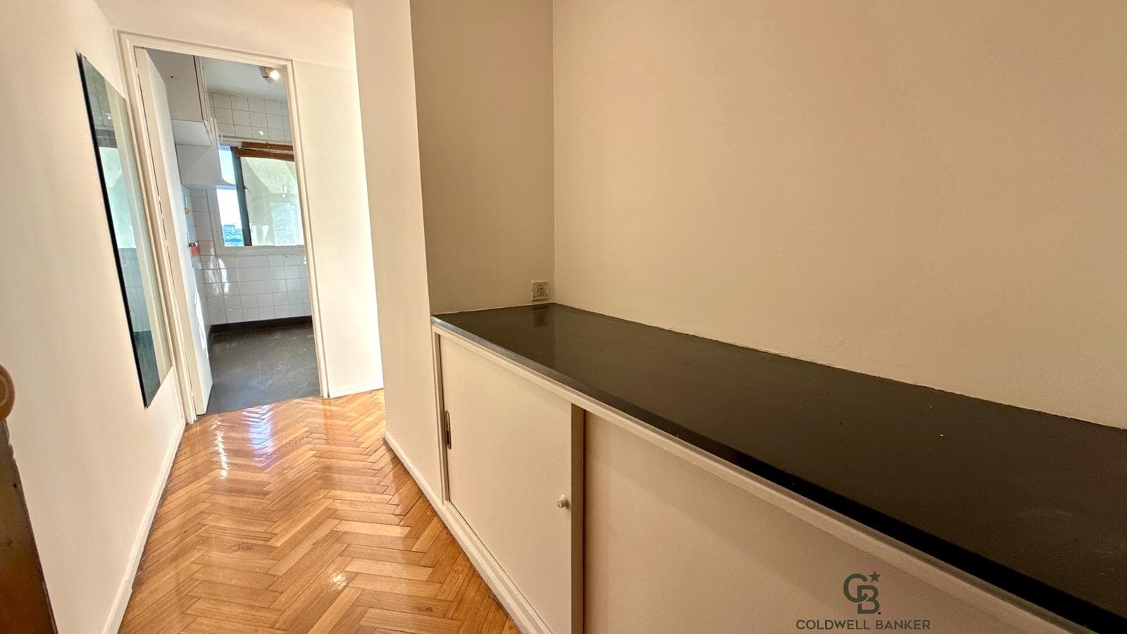 Very bright apartment on a high floor with a view of the city