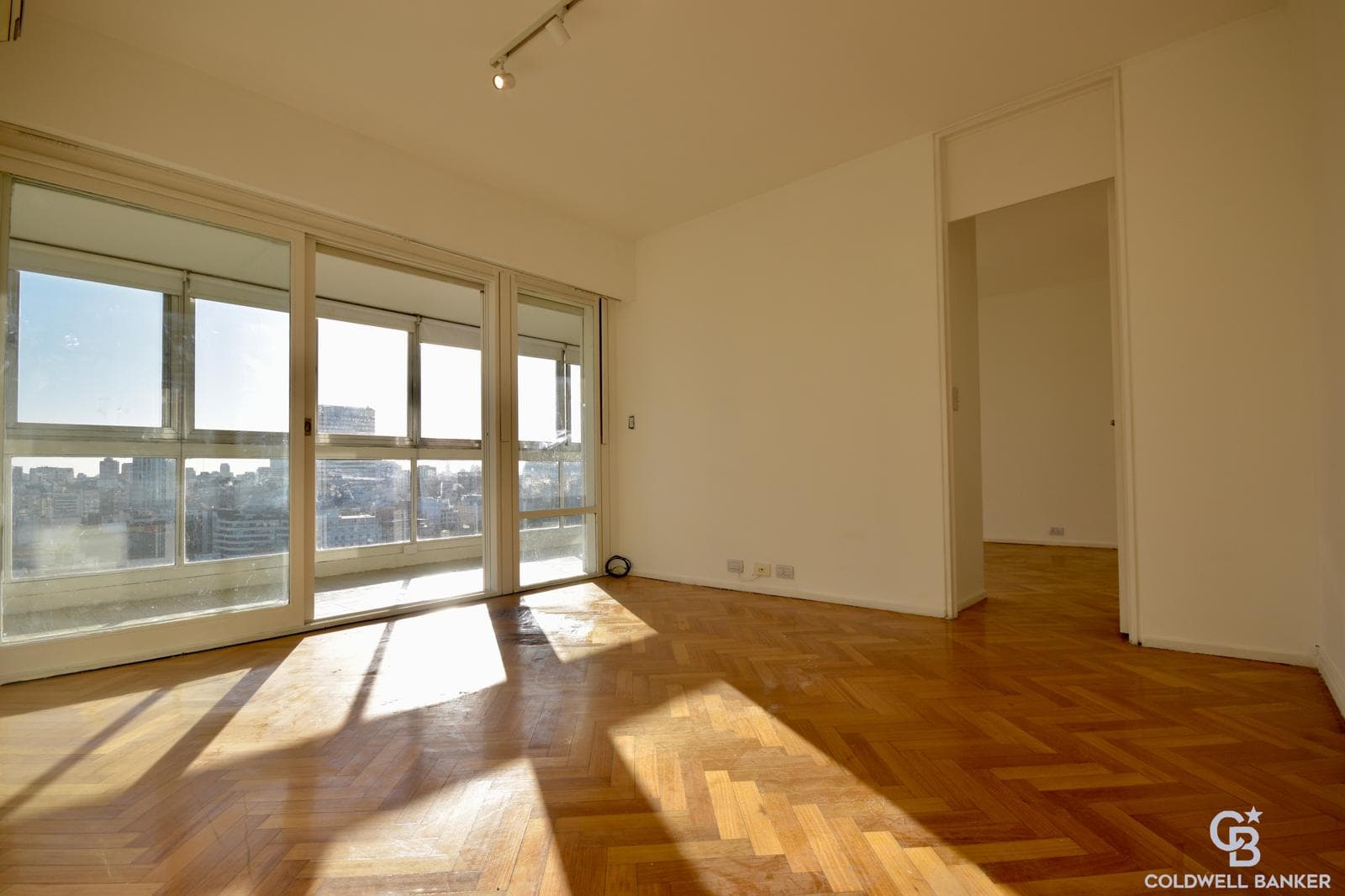 Very bright apartment on a high floor with a view of the city