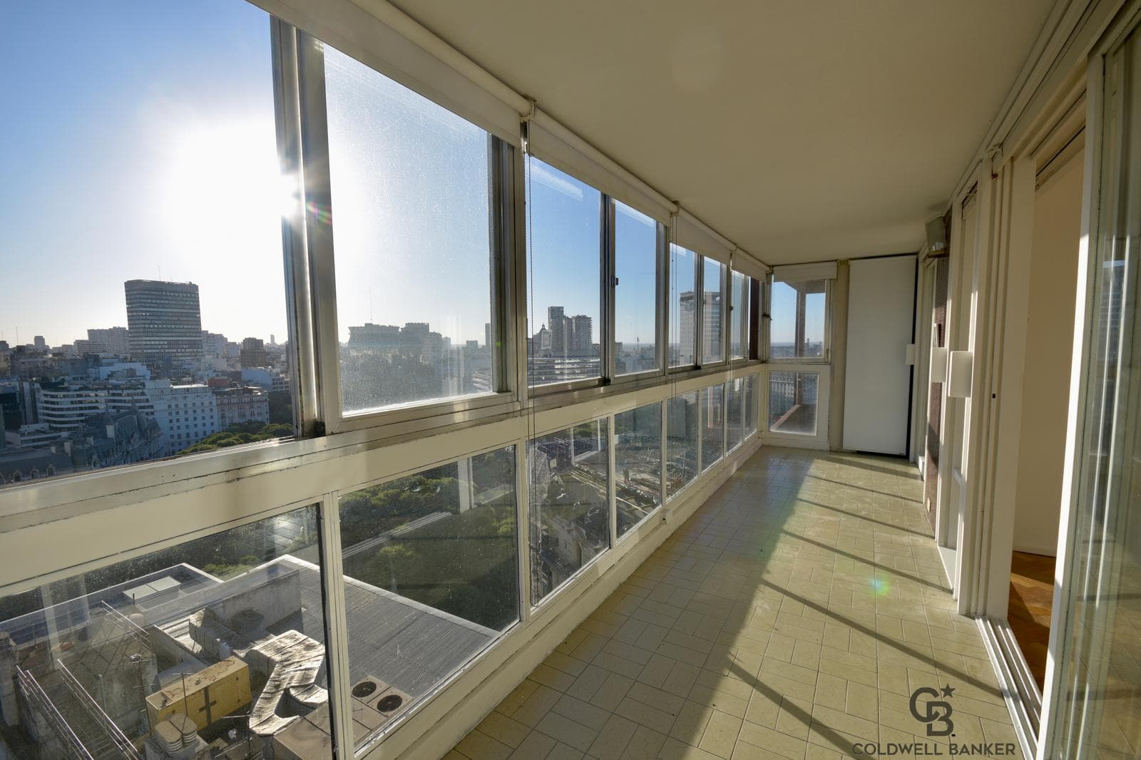 Very bright apartment on a high floor with a view of the city