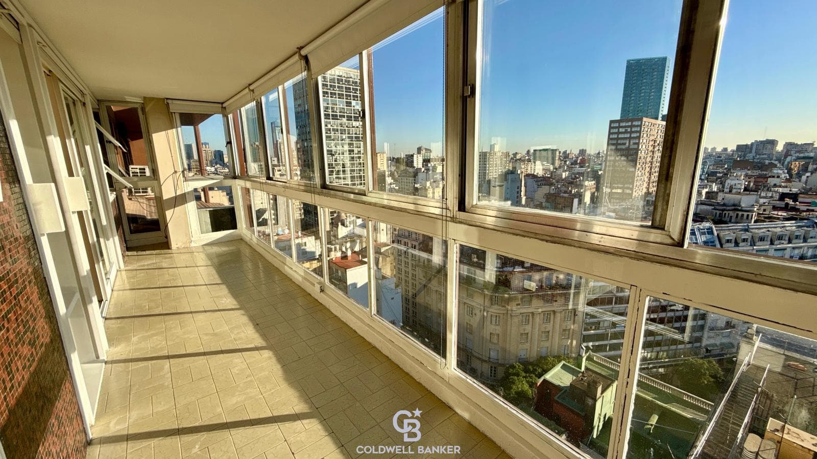 Very bright apartment on a high floor with a view of the city