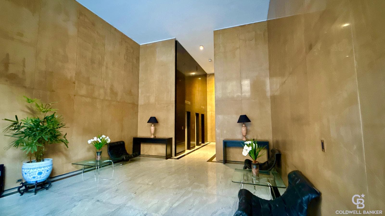 Very bright apartment on a high floor with a view of the city