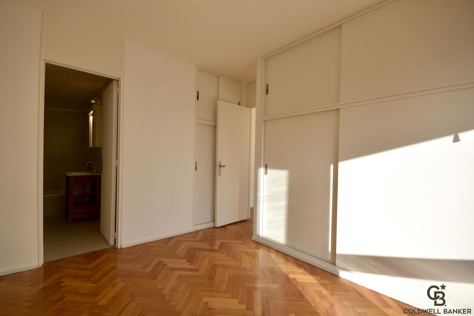 Very bright apartment on a high floor with a view of the city
