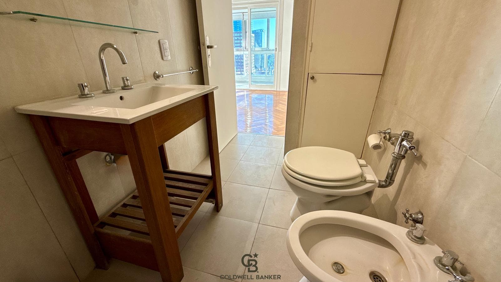 Very bright apartment on a high floor with a view of the city
