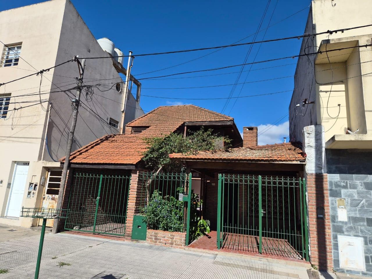HOUSE FOR SALE IN TOLOSA. 117 and 530, BANK-APPROVED. WILL ACCEPT APARTMENT IN EXCHANGE!
