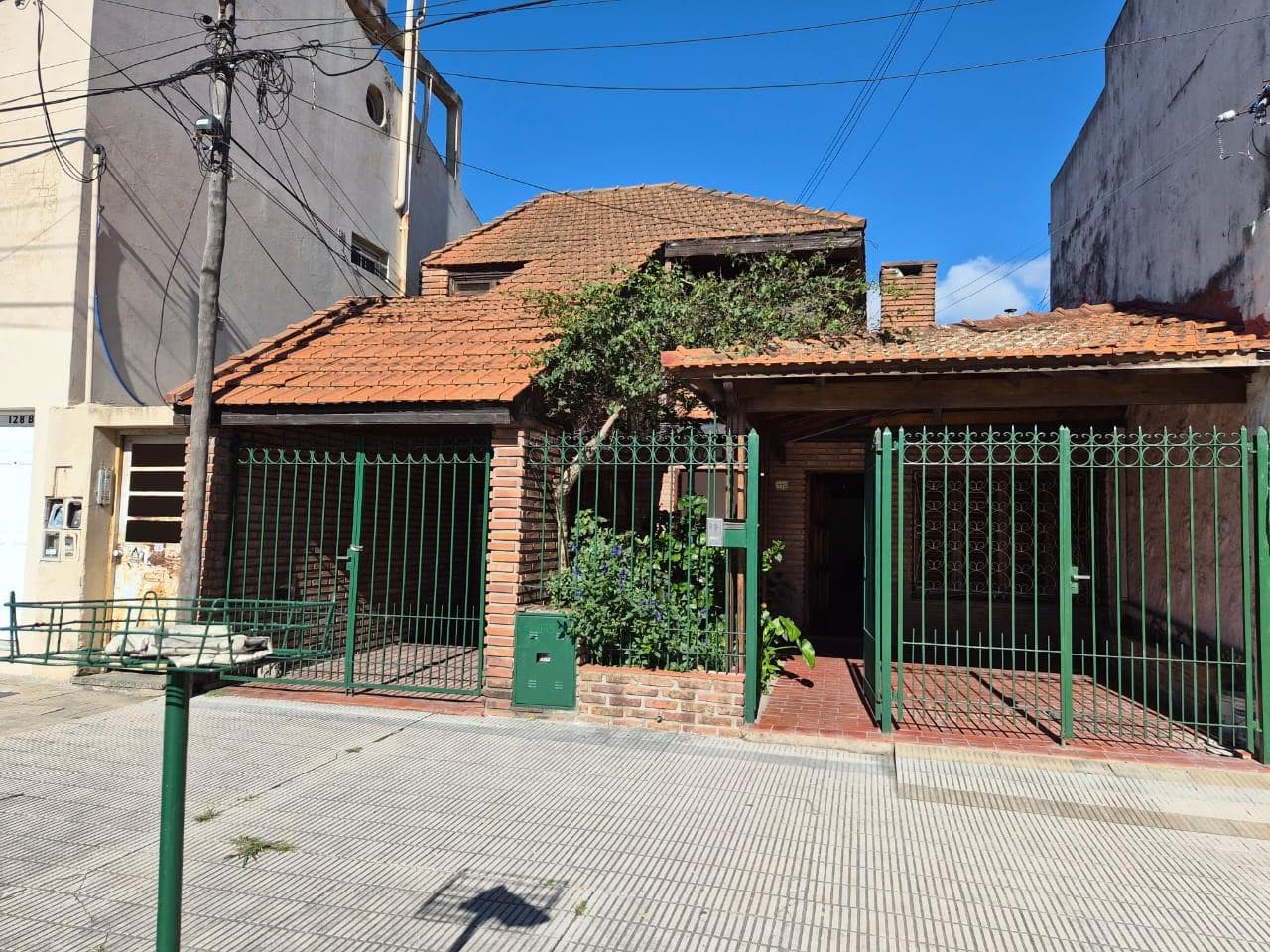 HOUSE FOR SALE IN TOLOSA. 117 and 530, BANK-APPROVED. WILL ACCEPT APARTMENT IN EXCHANGE!