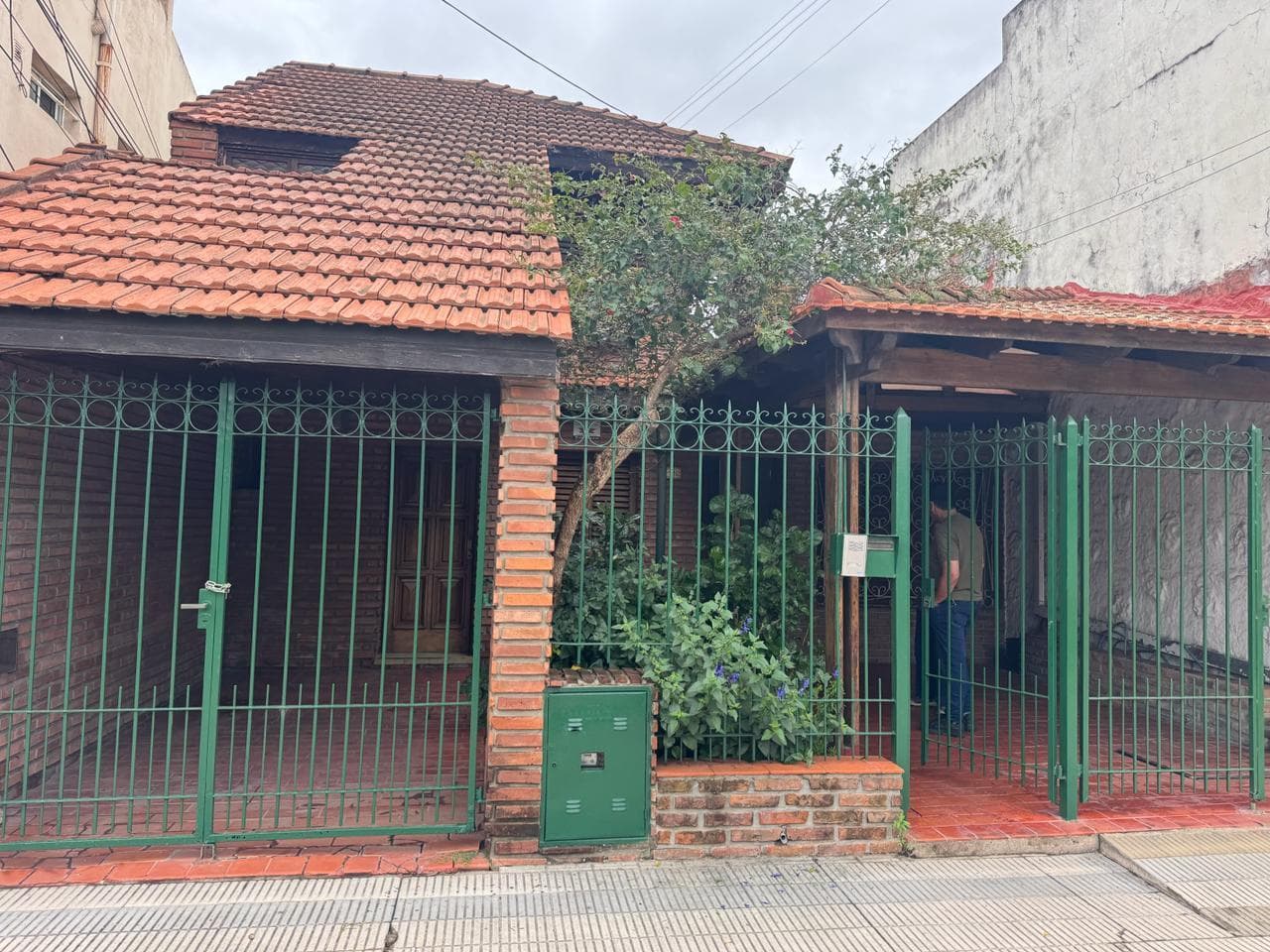 HOUSE FOR SALE IN TOLOSA. 117 and 530, BANK-APPROVED. WILL ACCEPT APARTMENT IN EXCHANGE!