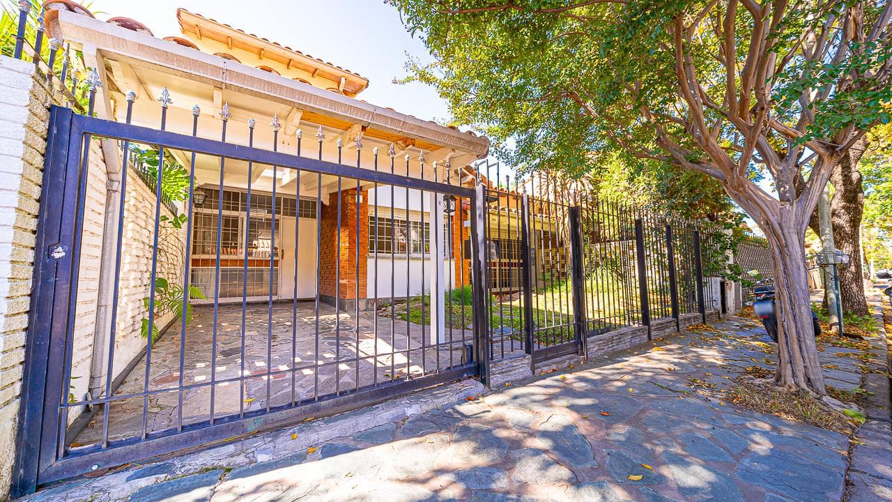5-ROOM HOUSE FOR SALE NEAR THE PARK IN CIUDAD JARDIN—QUALIFIES FOR A MORTGAGE