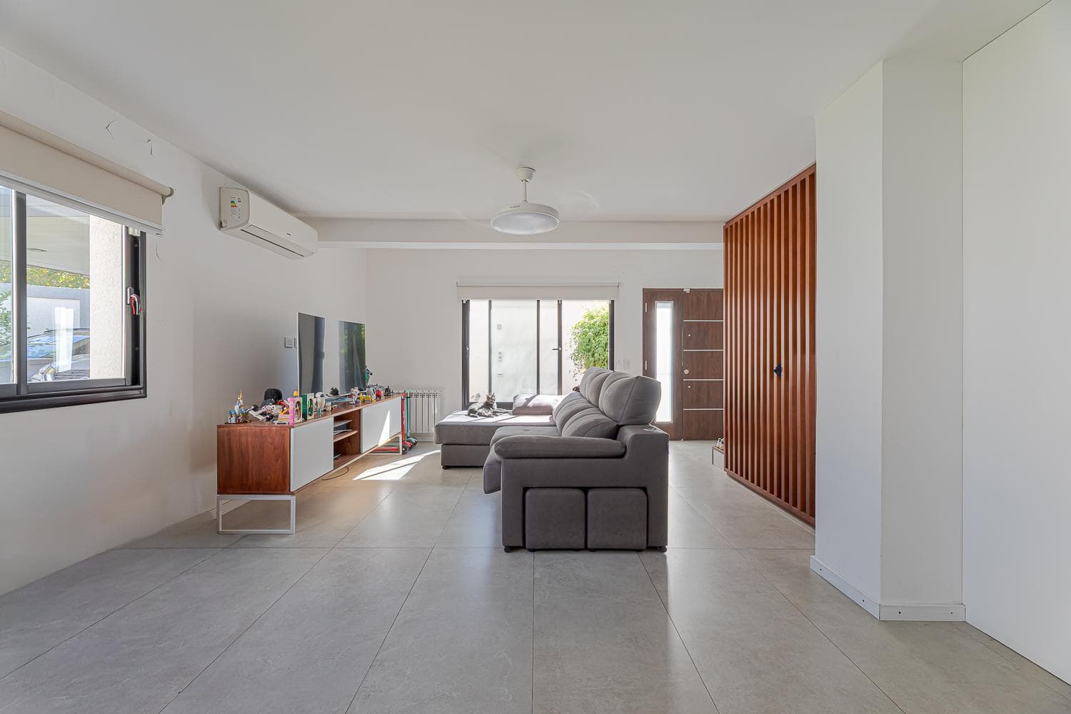 HOUSE FOR SALE IN FISHERTON: 3 BEDROOMS, DOUBLE GARAGE, LANDSCAPED YARD, AND SWIMMING POOL