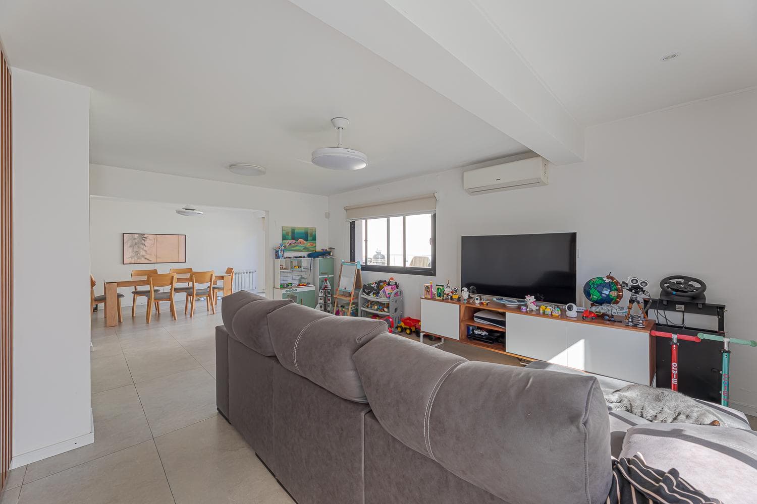 HOUSE FOR SALE IN FISHERTON: 3 BEDROOMS, DOUBLE GARAGE, LANDSCAPED YARD, AND SWIMMING POOL