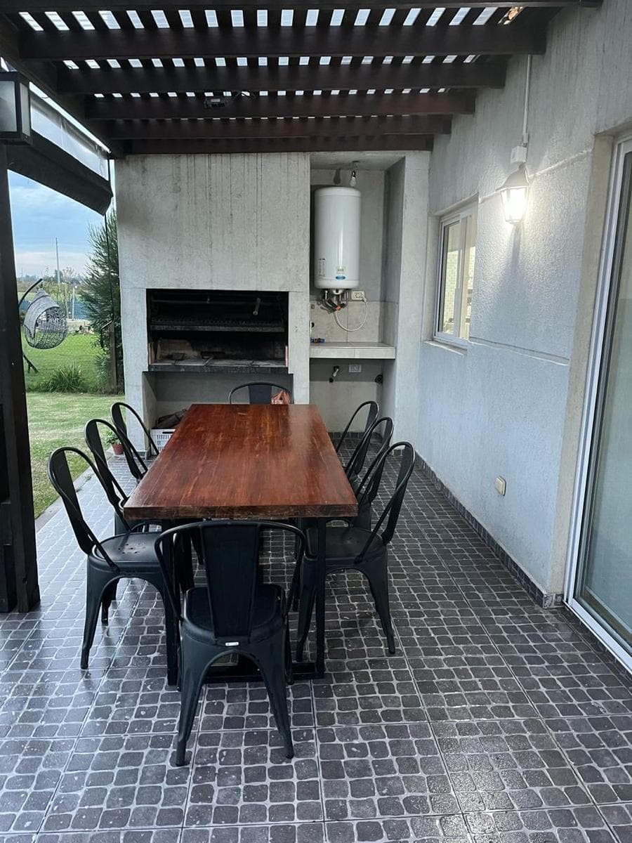 EXCELLENT HOUSE WITH A GARDEN AND POOL