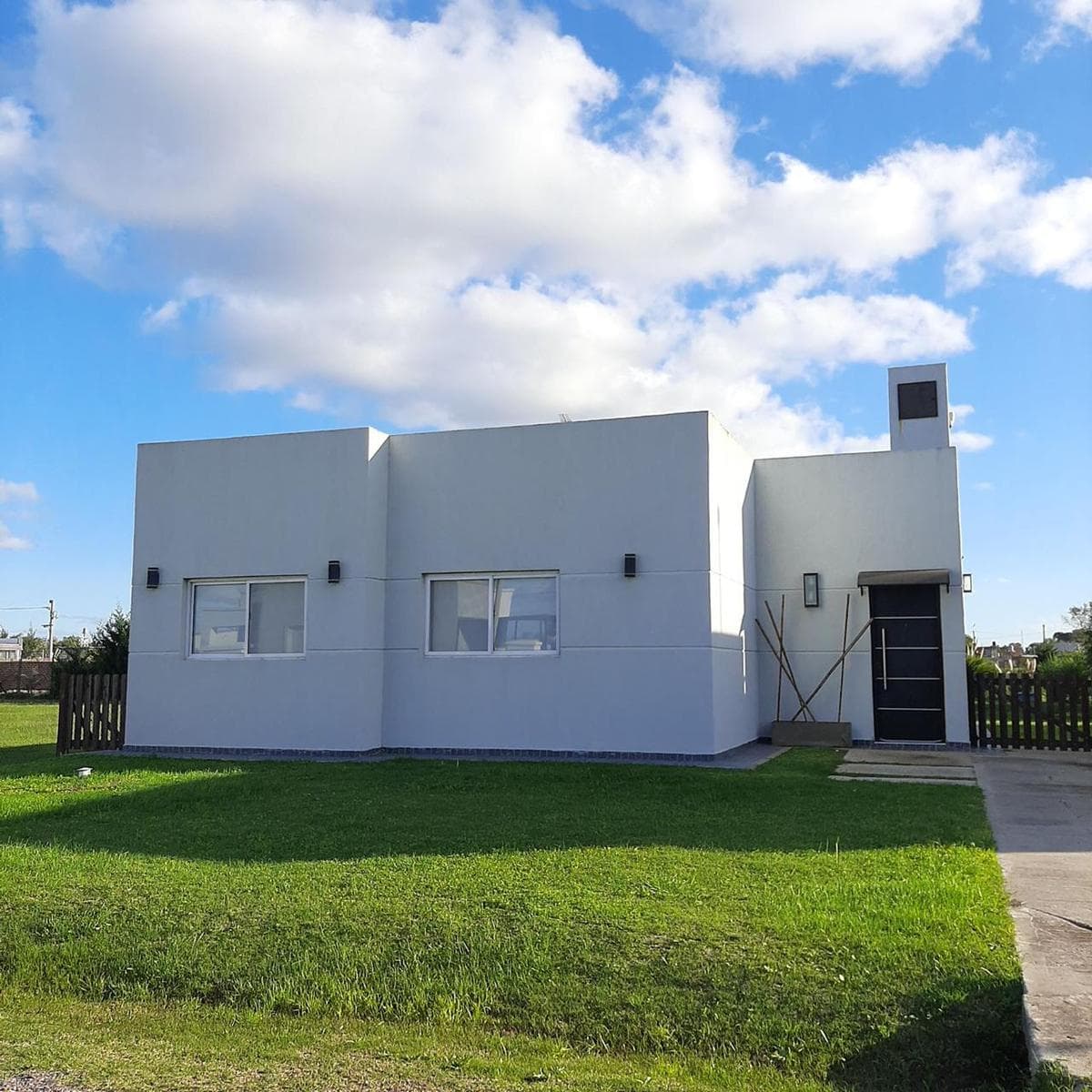 EXCELLENT HOUSE WITH A GARDEN AND POOL