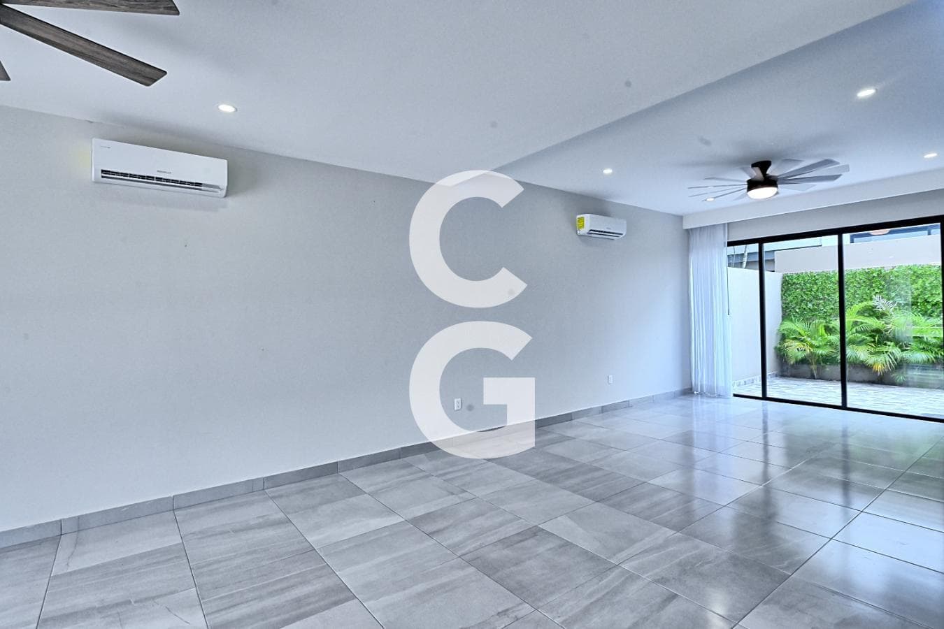 House for Sale in Cancun in the Arbolada Residential Complex with a Jacuzzi and Rooftop