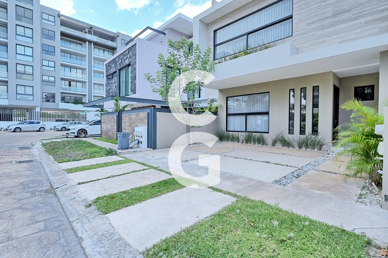 House for Sale in Cancun in the Arbolada Residential Complex with a Jacuzzi and Rooftop