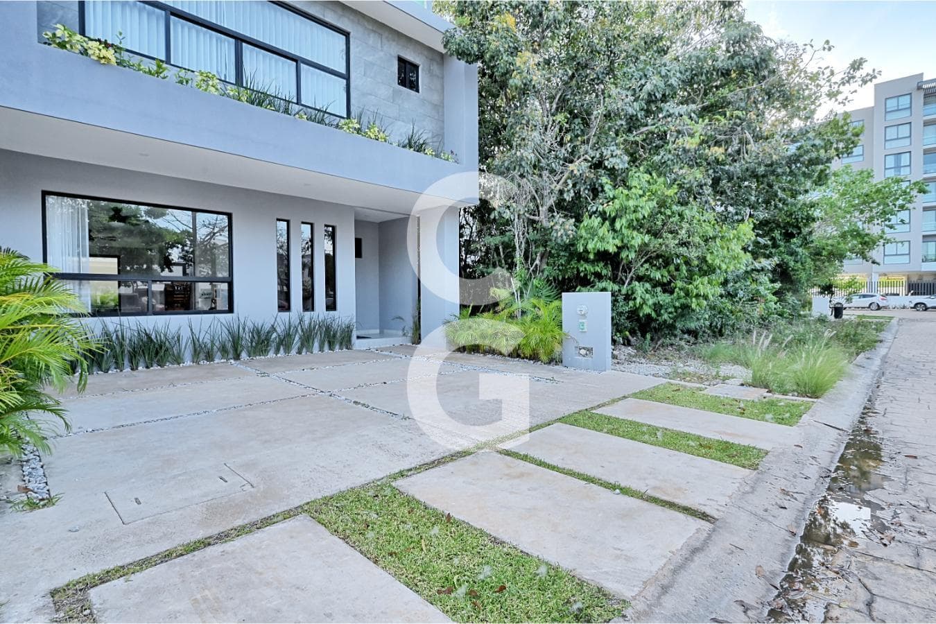 House for Sale in Cancún in the Arbolada Residential Complex with a Rooftop Jacuzzi