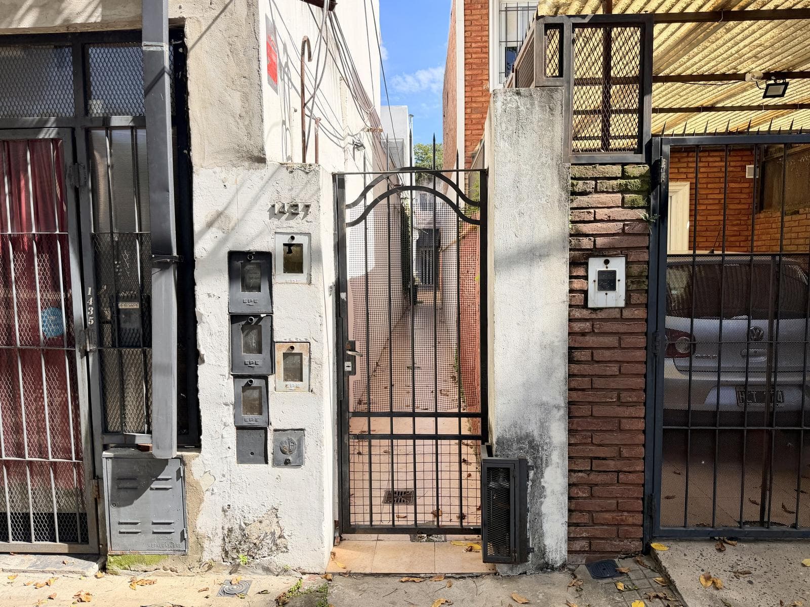 FOR SALE: DUPLEX HOUSE WITH 2 BEDROOMS, 2 BATHROOMS, A UTILITY ROOM, AND A COVERED PATIO