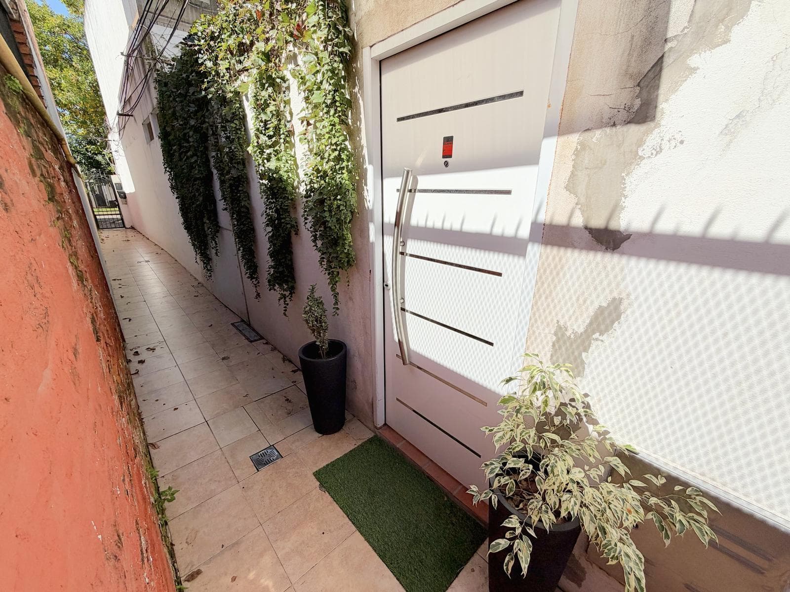 FOR SALE: DUPLEX HOUSE WITH 2 BEDROOMS, 2 BATHROOMS, A UTILITY ROOM, AND A COVERED PATIO