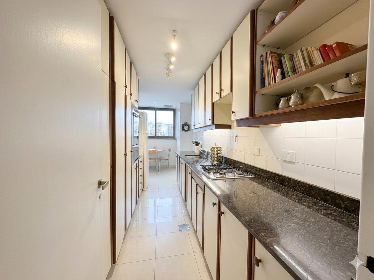 3-Bedroom Apartment for Sale with Maid's Quarters in Retiro, Including a Garage