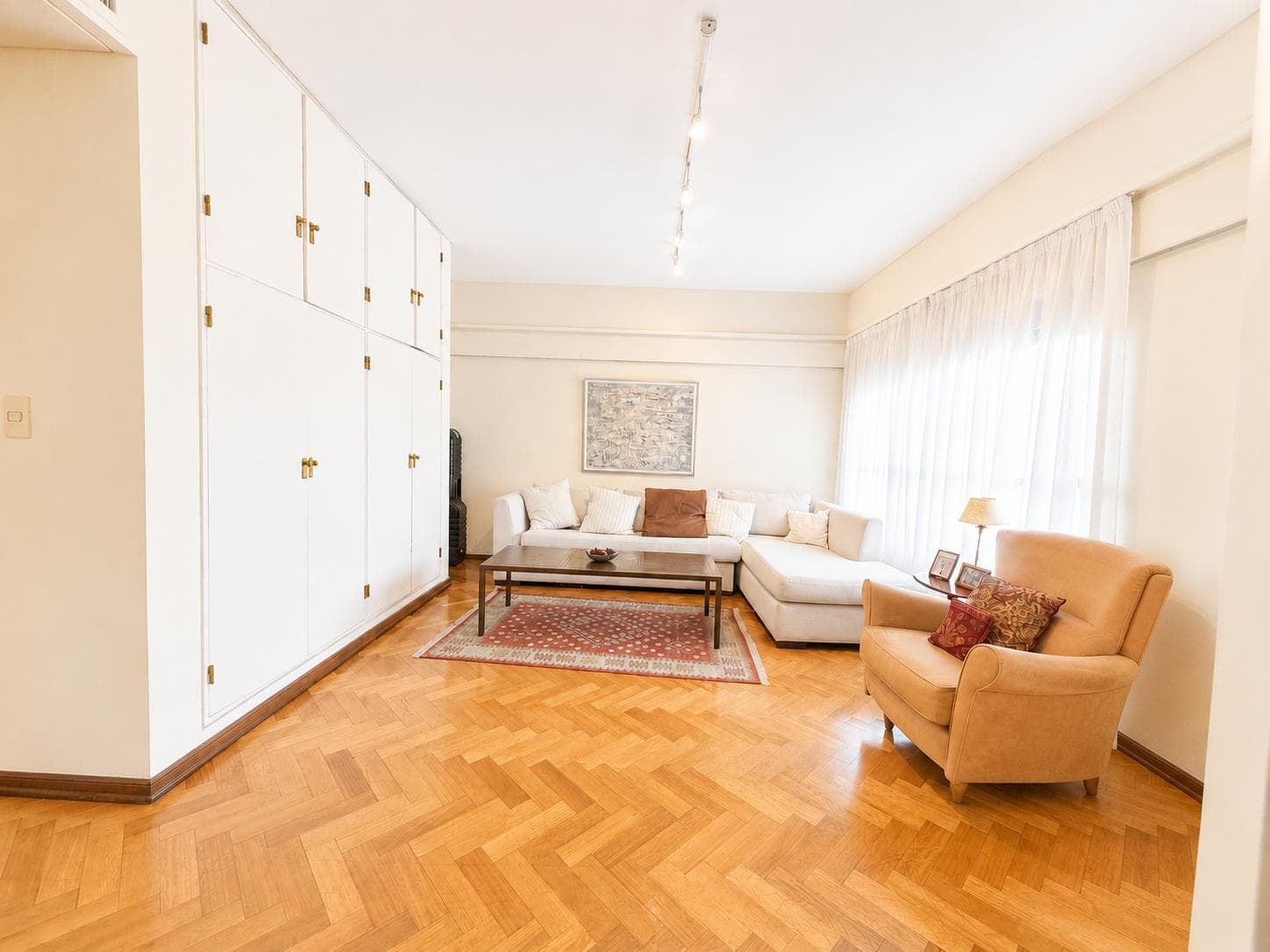 3-Bedroom Apartment for Sale with Maid's Quarters in Retiro, Including a Garage
