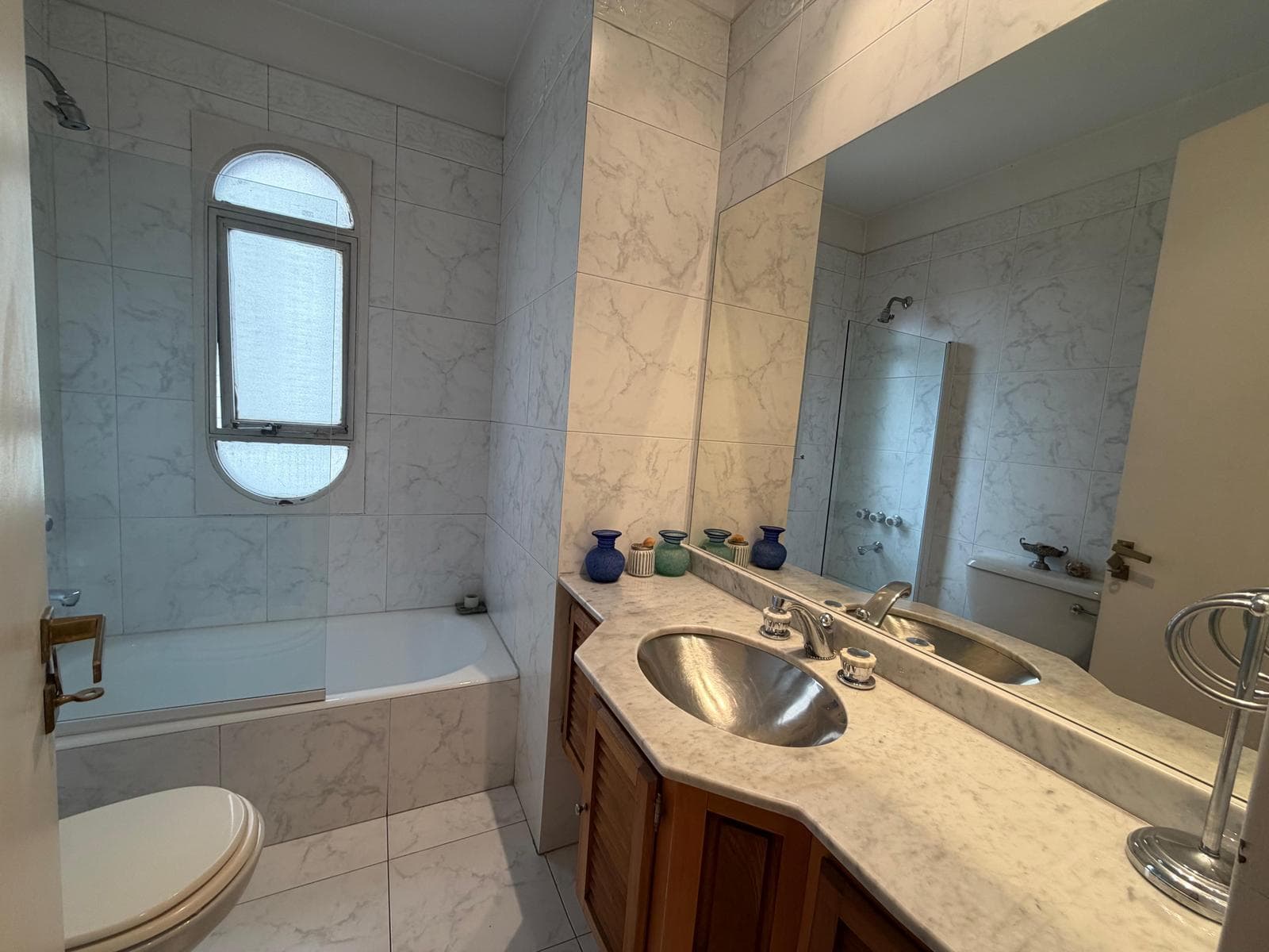 3-Bedroom Apartment for Sale with Maid's Quarters in Retiro, Including a Garage
