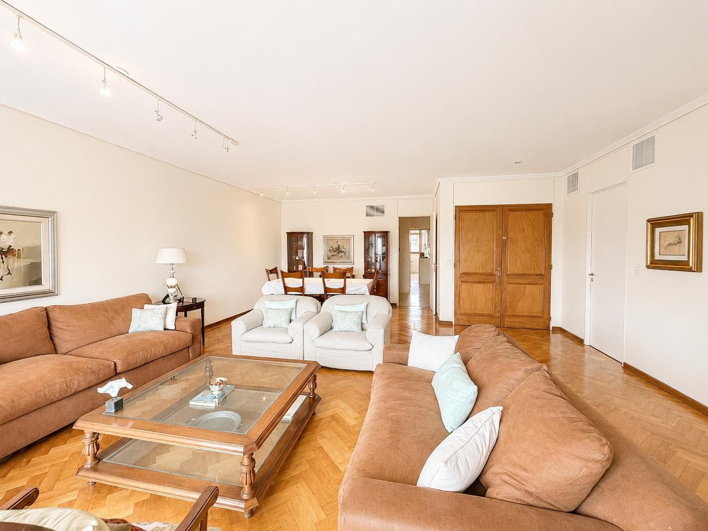 3-Bedroom Apartment for Sale with Maid's Quarters in Retiro, Including a Garage